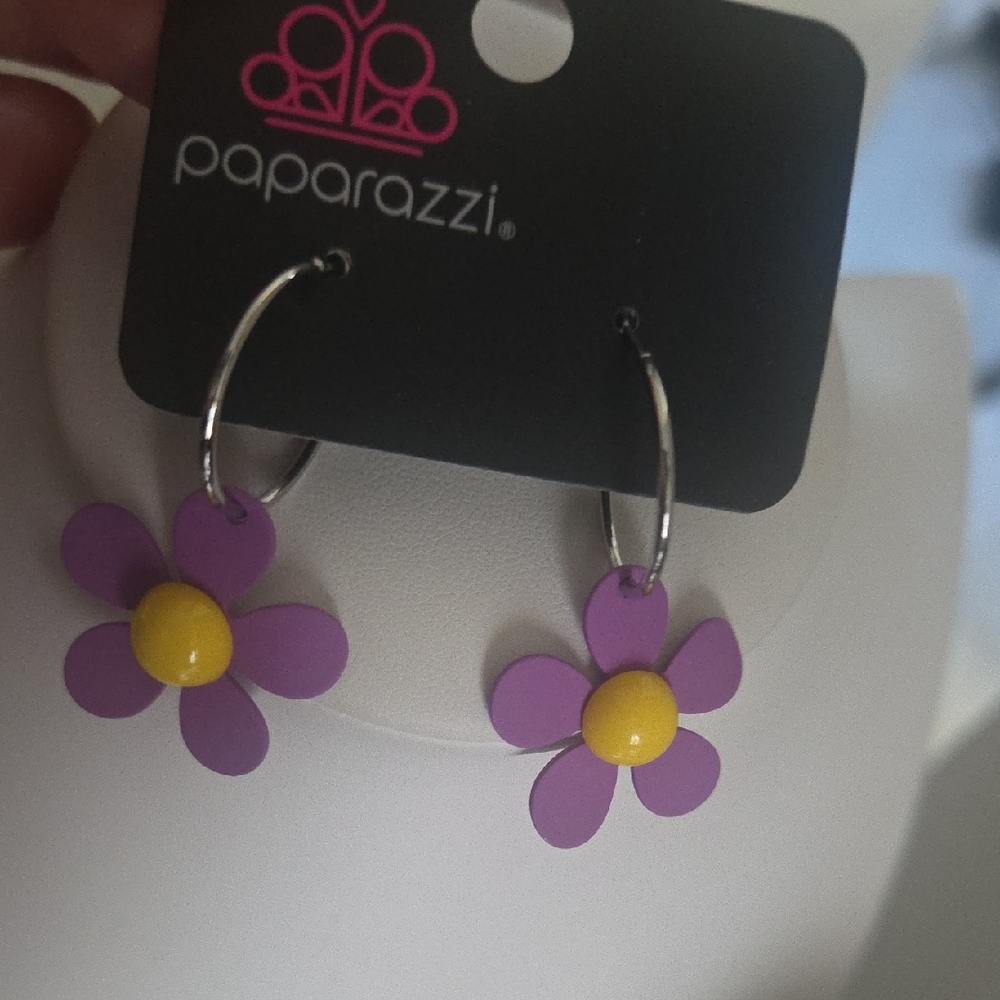 paparazzi Purple Flower Hoop Earrings with Yellow Centers NWT - Picture 2 of 3